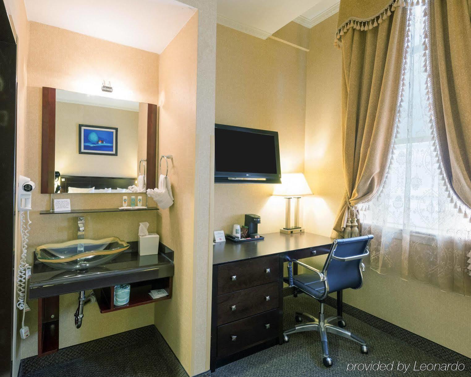 Baltimore Plaza Hotel Bagian luar foto