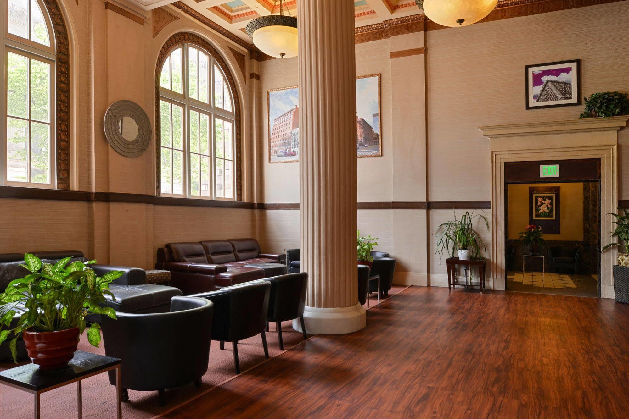 Baltimore Plaza Hotel Bagian luar foto