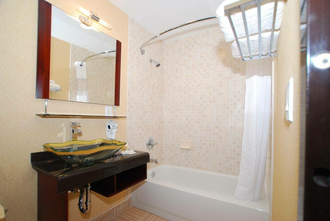 Baltimore Plaza Hotel Bagian luar foto